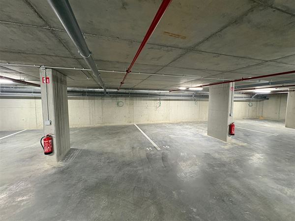 Appartement d'une chambre avec terrasse ensoleillée.