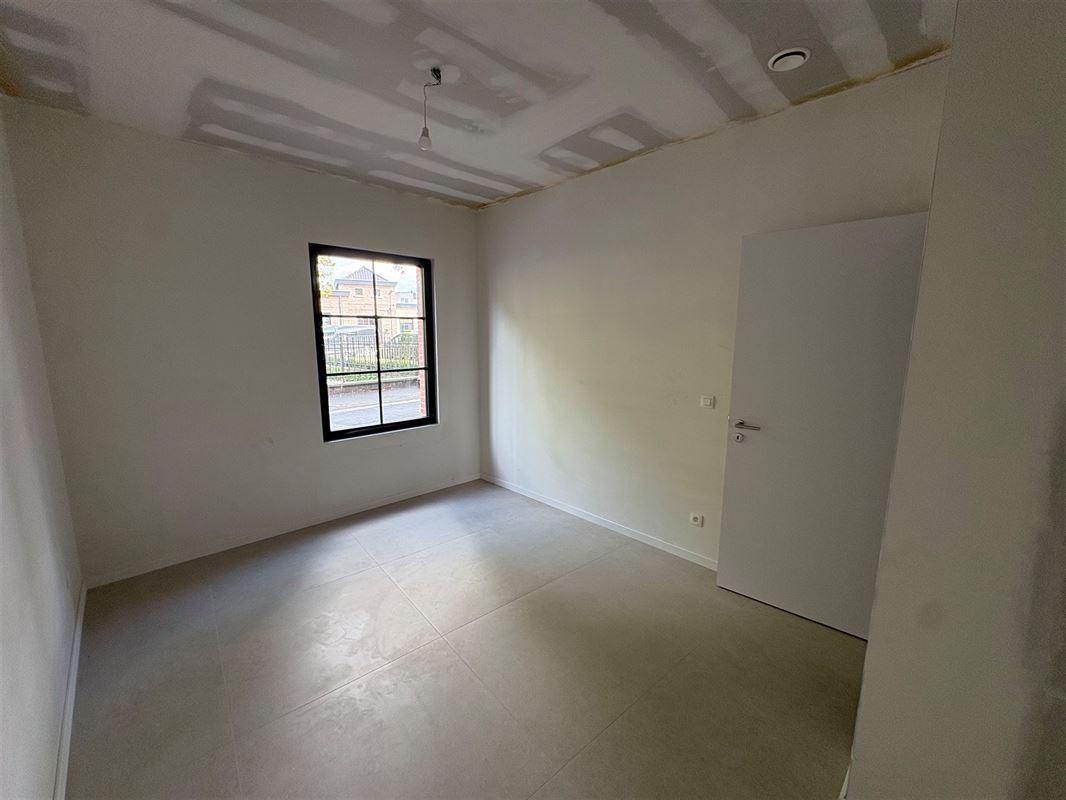 Nieuwbouwappartement met 1 slaapkamer en grote tuin.