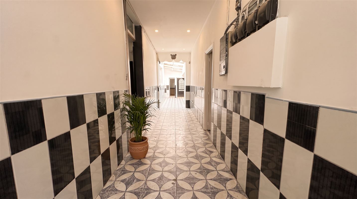 Unieke ruime stadswoning met authentieke poort en 7 slpks.