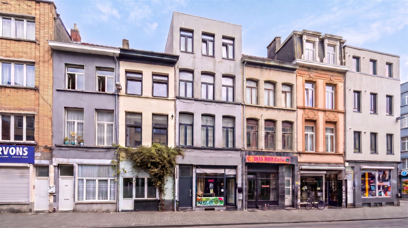 Rendabele opbrengsteigendom met 3 appartementen en handel.
