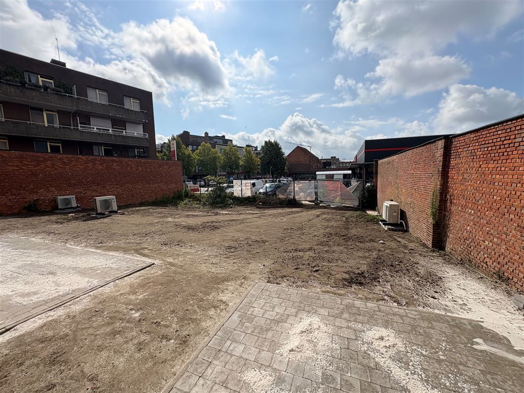 Nieuwbouwappartement met 1 slaapkamer en grote tuin.