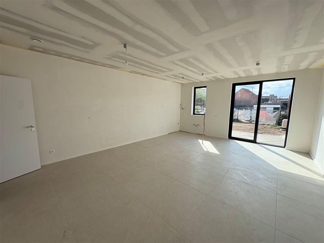 Nieuwbouwappartement met 1 slaapkamer en grote tuin.