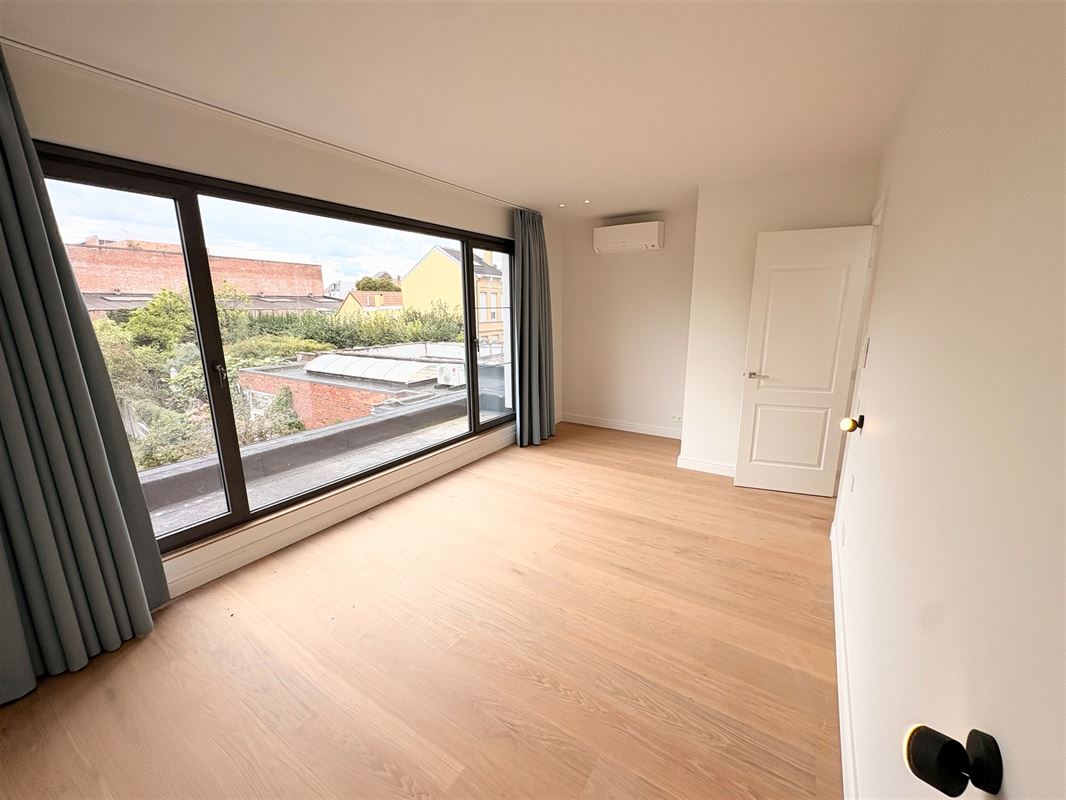 Gerenoveerde herenwoning met 5 slpks in Markgravebuurt.