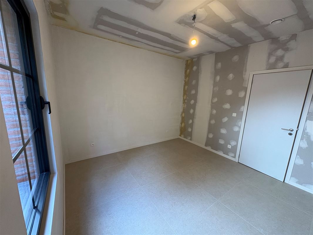 Nieuwbouwappartement met 2 slaapkamers en grote tuin.