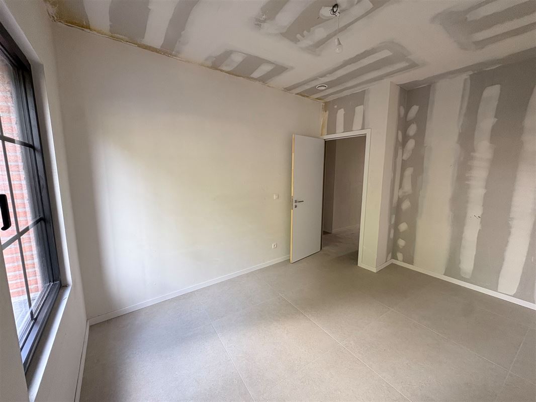 Nieuwbouwappartement met 1 slaapkamer en grote tuin.