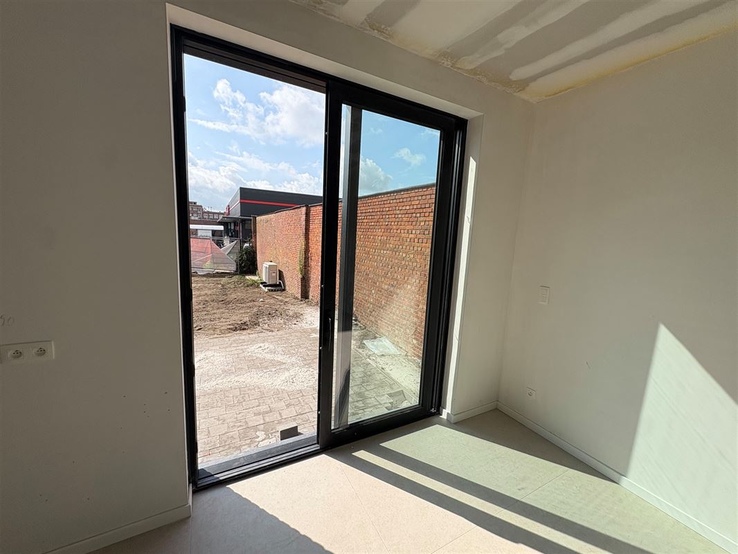 Nieuwbouwappartement met 1 slaapkamer en grote tuin.