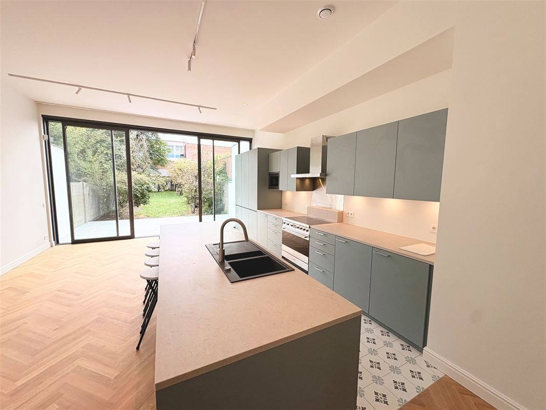 Gerenoveerde herenwoning met 5 slpks in Markgravebuurt.