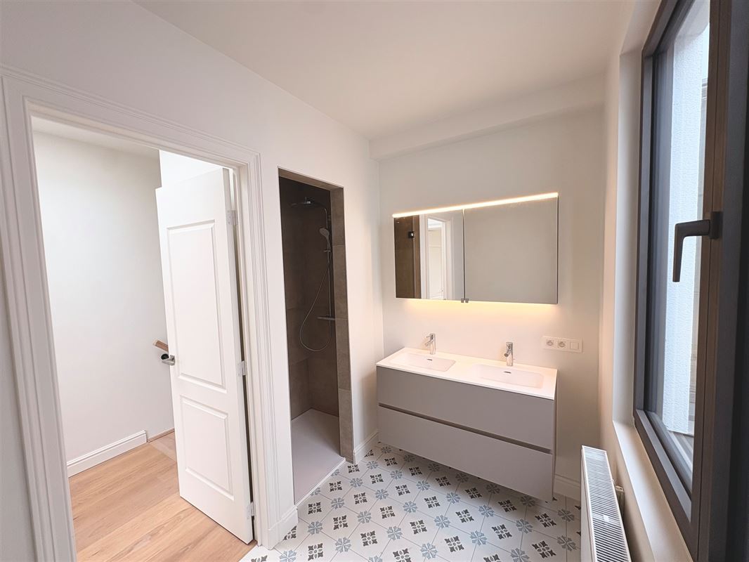 Gerenoveerde herenwoning met 5 slpks in Markgravebuurt.