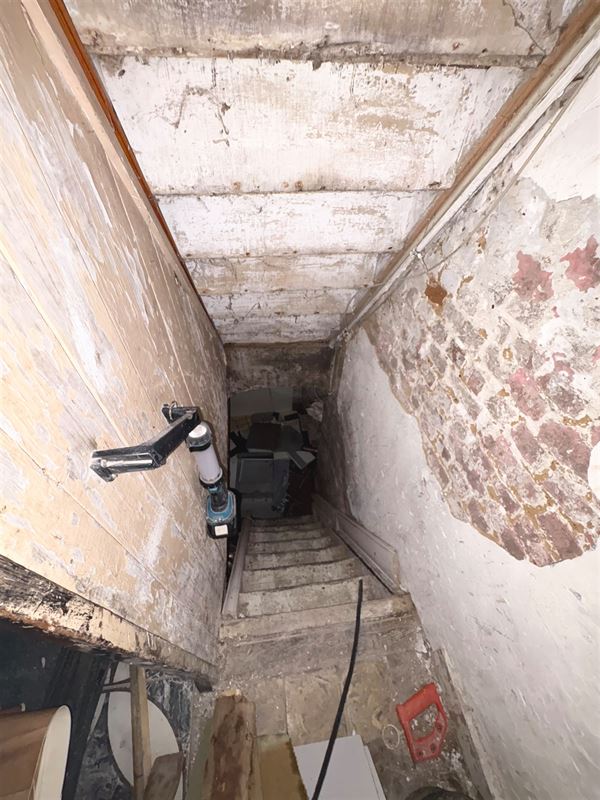 Unieke ruime stadswoning met authentieke poort en 7 slpks.