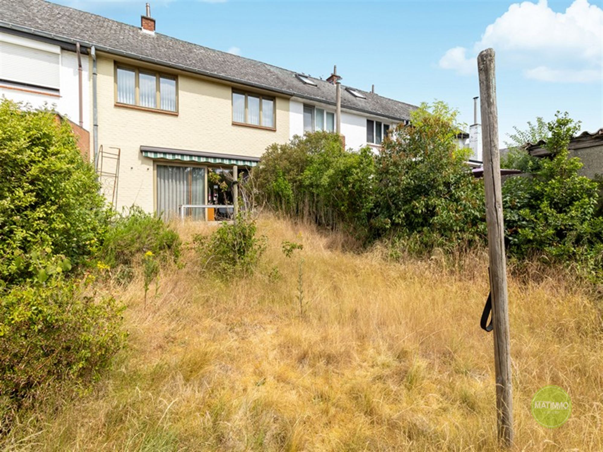 Goed gelegen op te frissen woning met 3 slaapkamers te Mol-Donk.