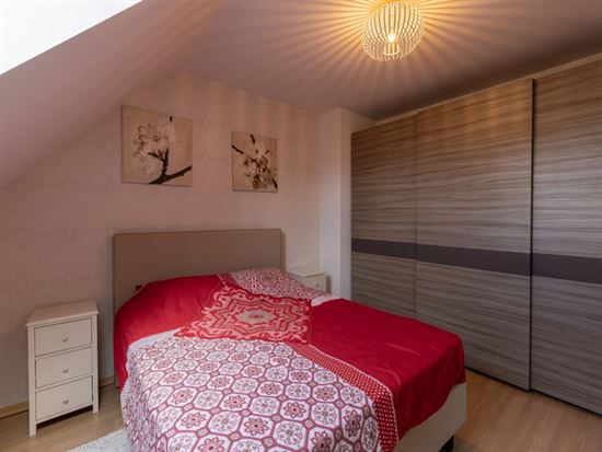 Ruim en licht 2-slaapkamerappartement met buitengewoon terras in het hart van Balen.