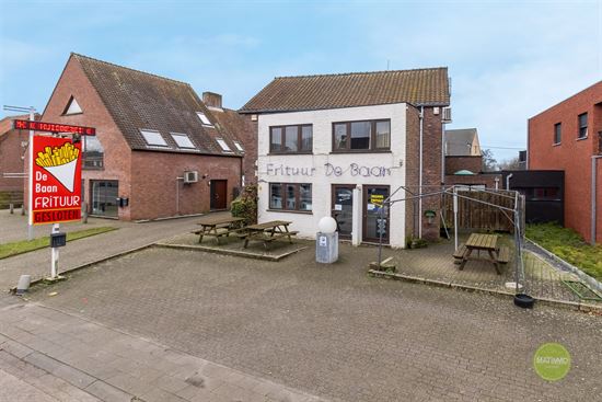 Charmant handelshuis met succesvolle frituur en bovenliggende duplex op toplocatie in Mol.