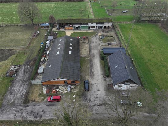 Landelijk gelegen boerderij met ca. 1,5 hectare grond in Mol-Sluis.