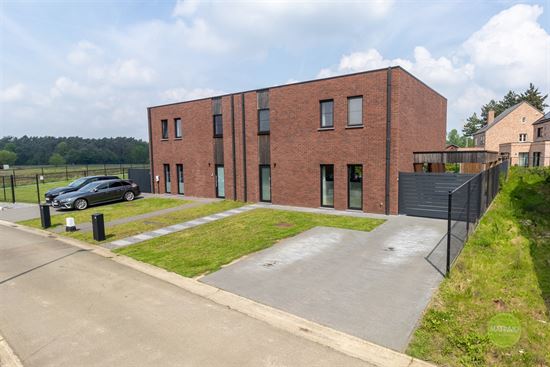 Moderne en energiezuinige halfopen bebouwing in Oostham.