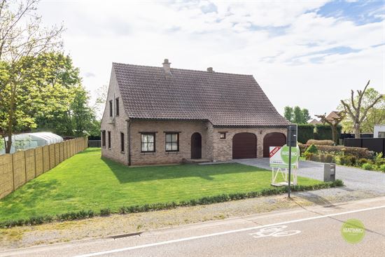 Ruime open bebouwing met zonnige tuin en 4 slaapkamers.