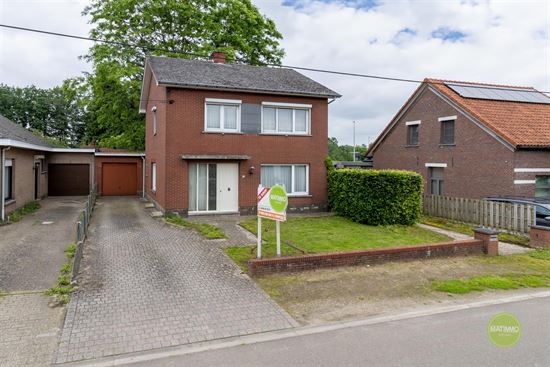Halfopen bebouwing in groene omgeving in Geel.
