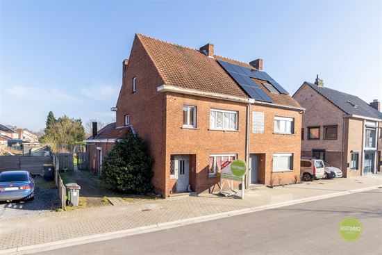 Te renoveren halfopen woning met ruime tuin in Mol