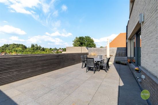 Instapklaar appartement met 2 slaapkamers, ruim terras en autostaanplaats te Mol. 