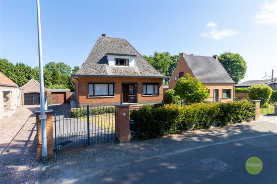 Te renoveren woning met 4 slaapkamers op ruim perceel in Mol