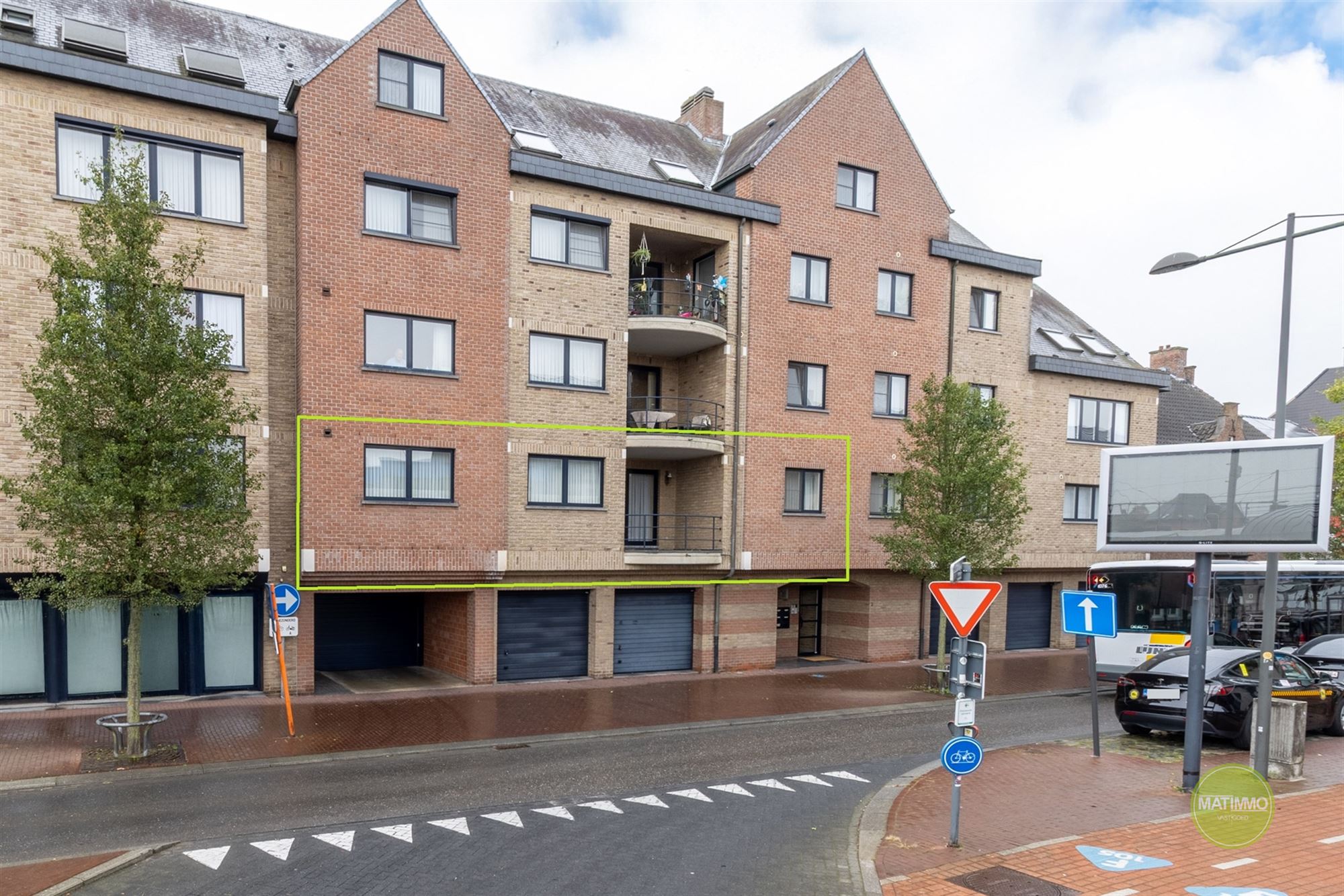 Ruim tweeslaapkamer appartement met terras en garage in Mol