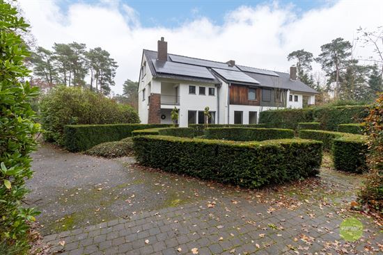 Halfopen woning met 5 slaapkamers in bosrijke omgeving 