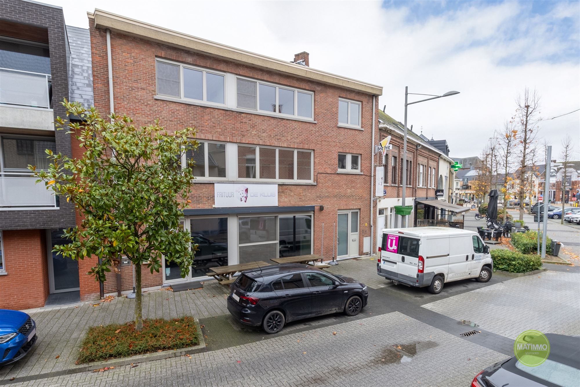 Commercieel handelspand met duplex appartement in Balen