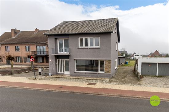 Ruim handelshuis met 4 slaapkamers én acherliggende grond