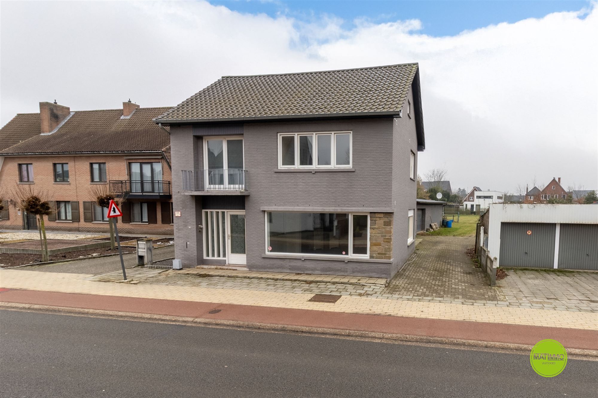 Ruim handelshuis met 4 slaapkamers én acherliggende grond
