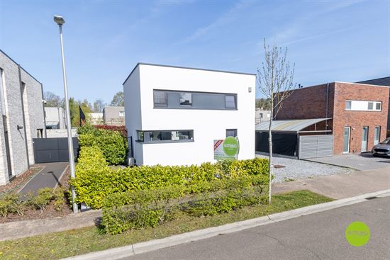 Moderne open bebouwing met 3 slaapkamers en tuin