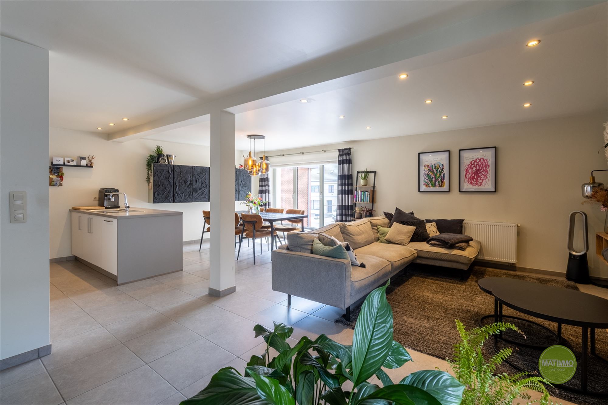 Instapklaar gerenoveerd appartement met ruim terras in Balen