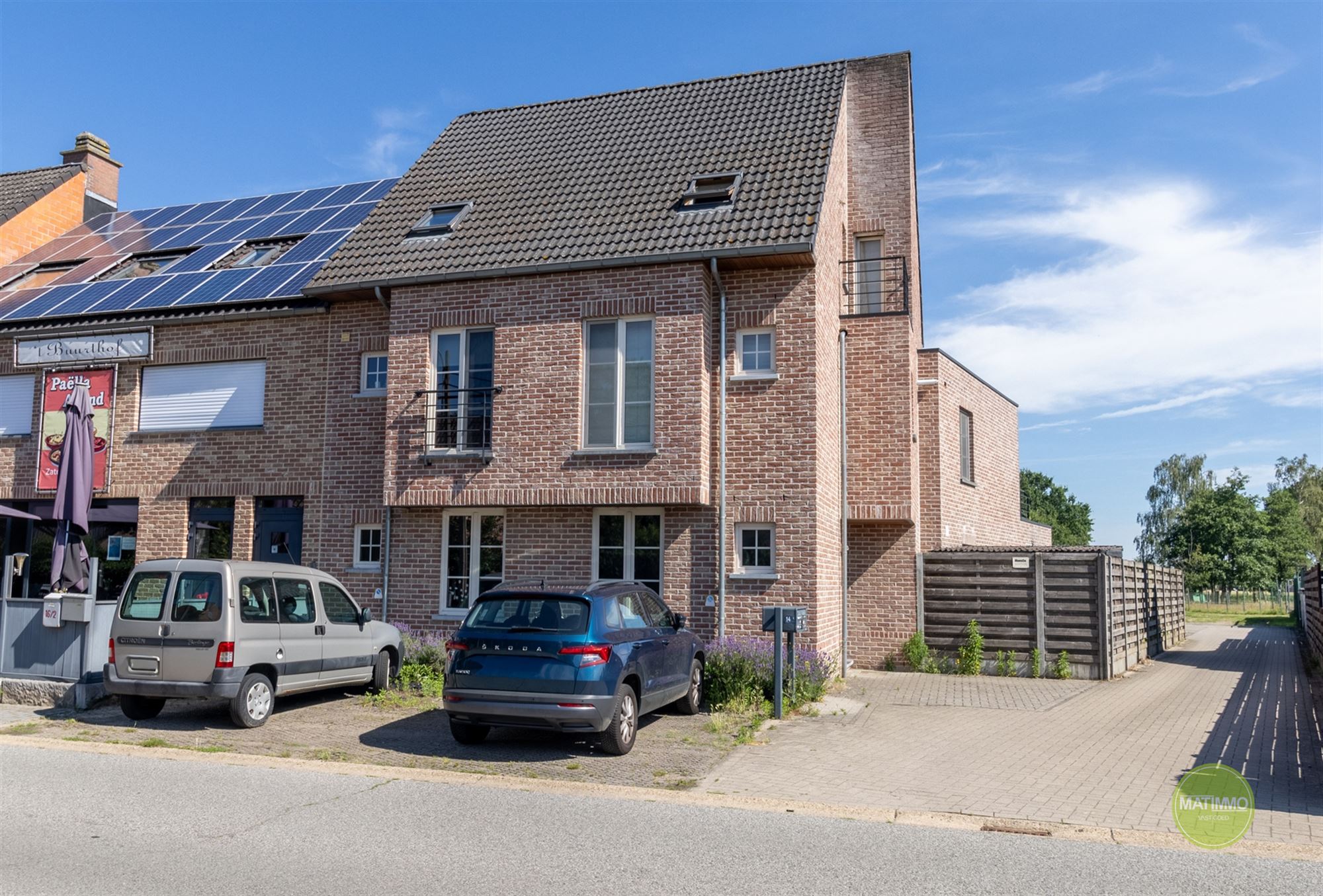 Instapklaar gelijkvloers appartement met autostaanplaats