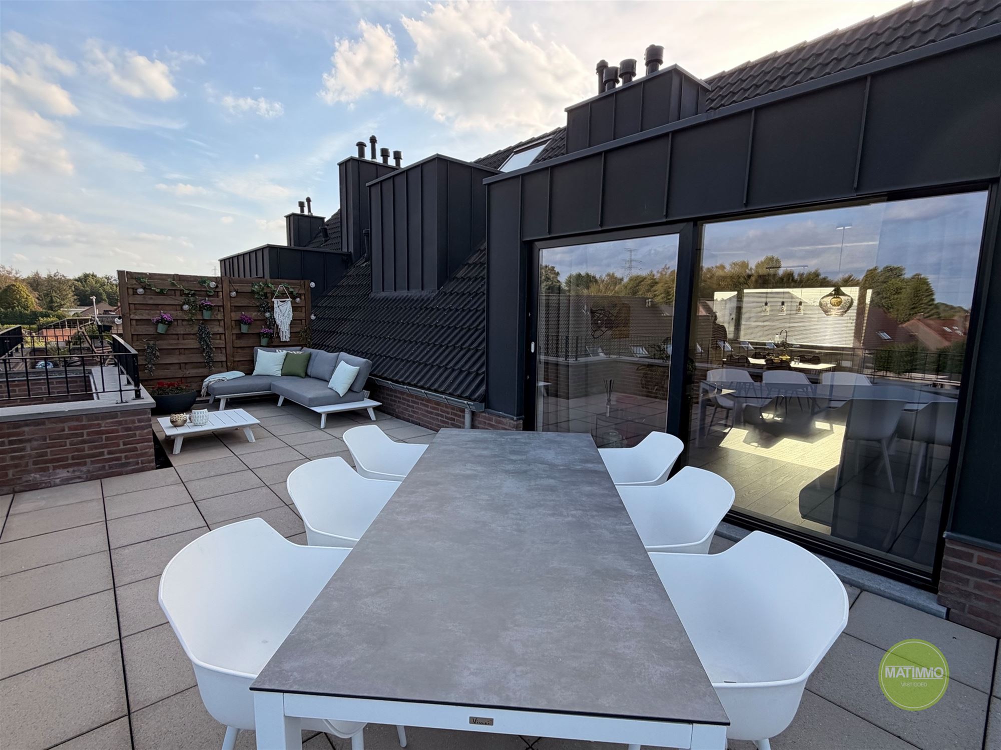 BEMEUBELD DAKAPPARTEMENT MET RUIM TERRAS IN MOL