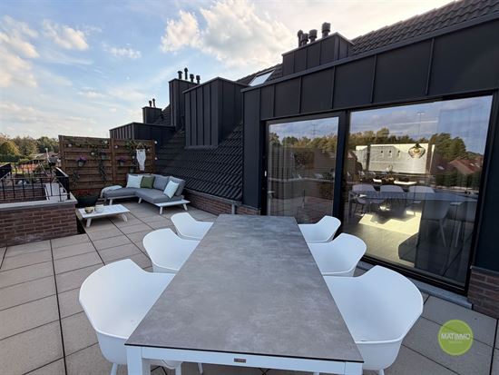 BEMEUBELD DAKAPPARTEMENT MET RUIM TERRAS IN MOL