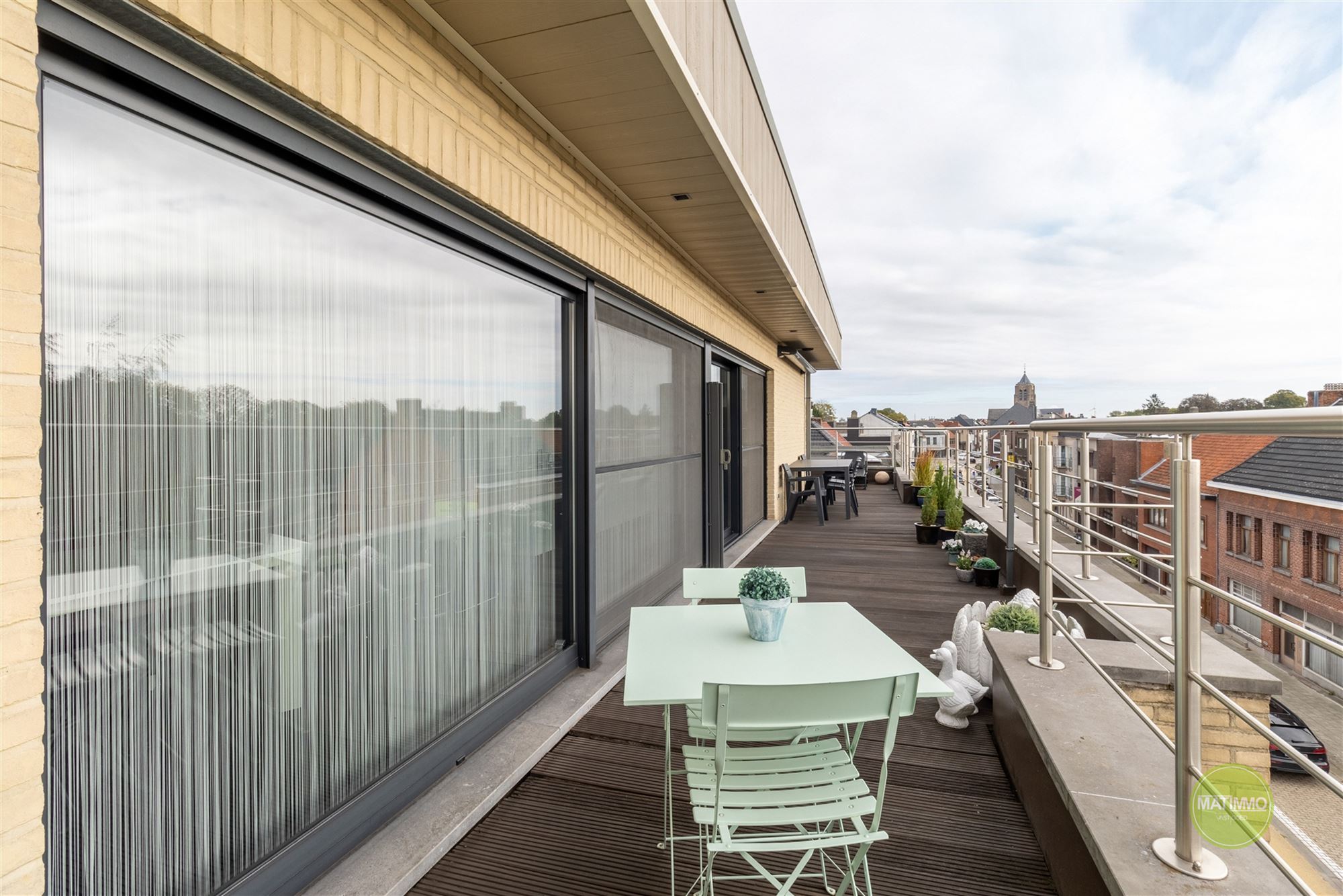 Penthouse met ruim zuidgericht terras en garage in Mol
