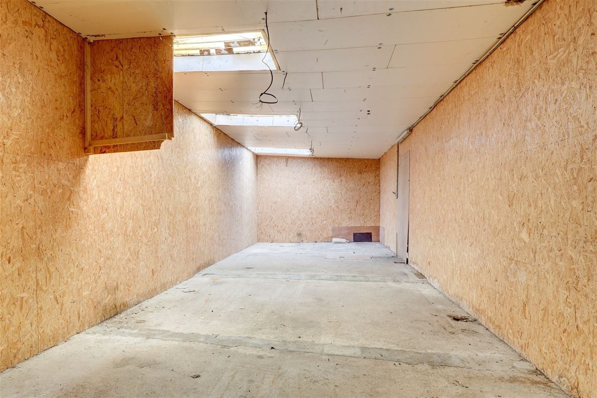 Unieke woning met handelsruimte, ruime stockage en renovatiepotentieel