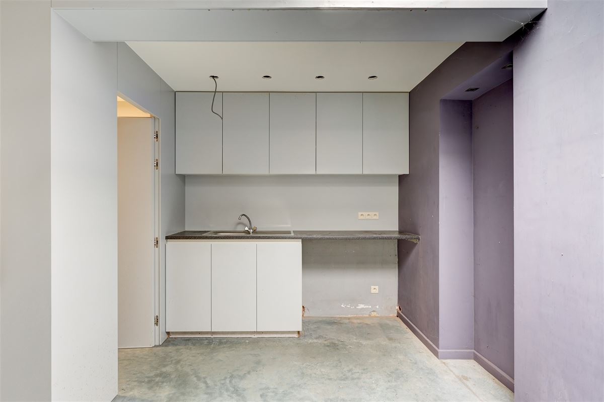 Unieke woning met handelsruimte, ruime stockage en renovatiepotentieel