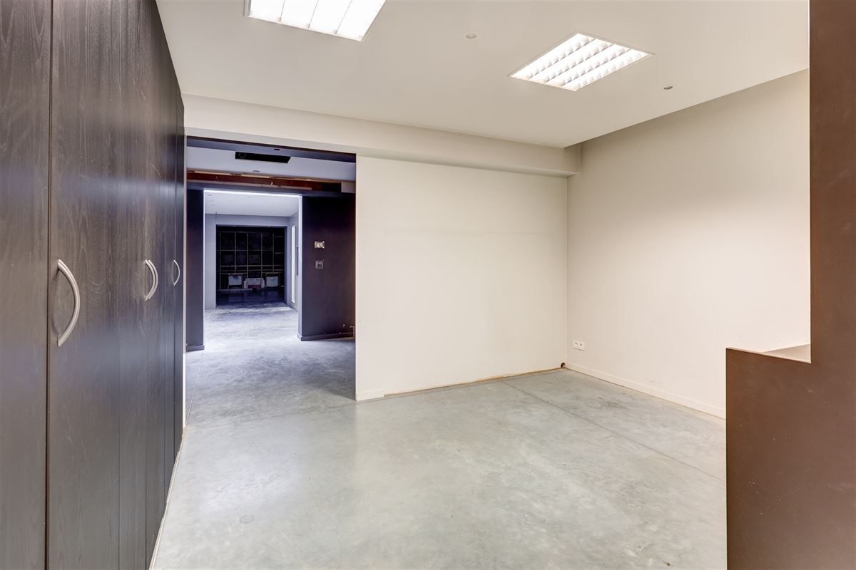 Unieke woning met handelsruimte, ruime stockage en renovatiepotentieel