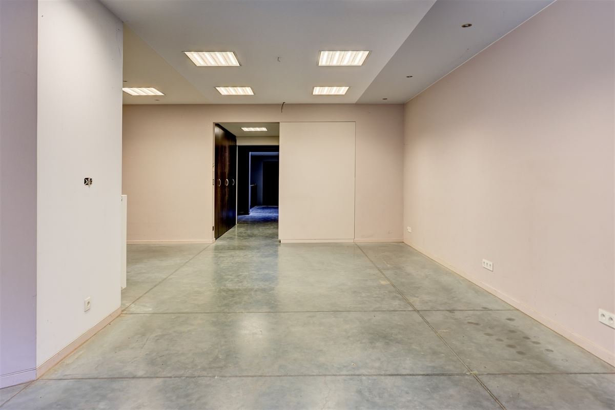 Unieke woning met handelsruimte, ruime stockage en renovatiepotentieel