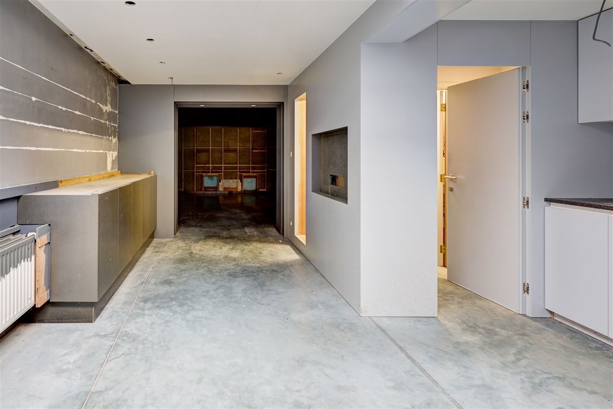 Unieke woning met handelsruimte, ruime stockage en renovatiepotentieel