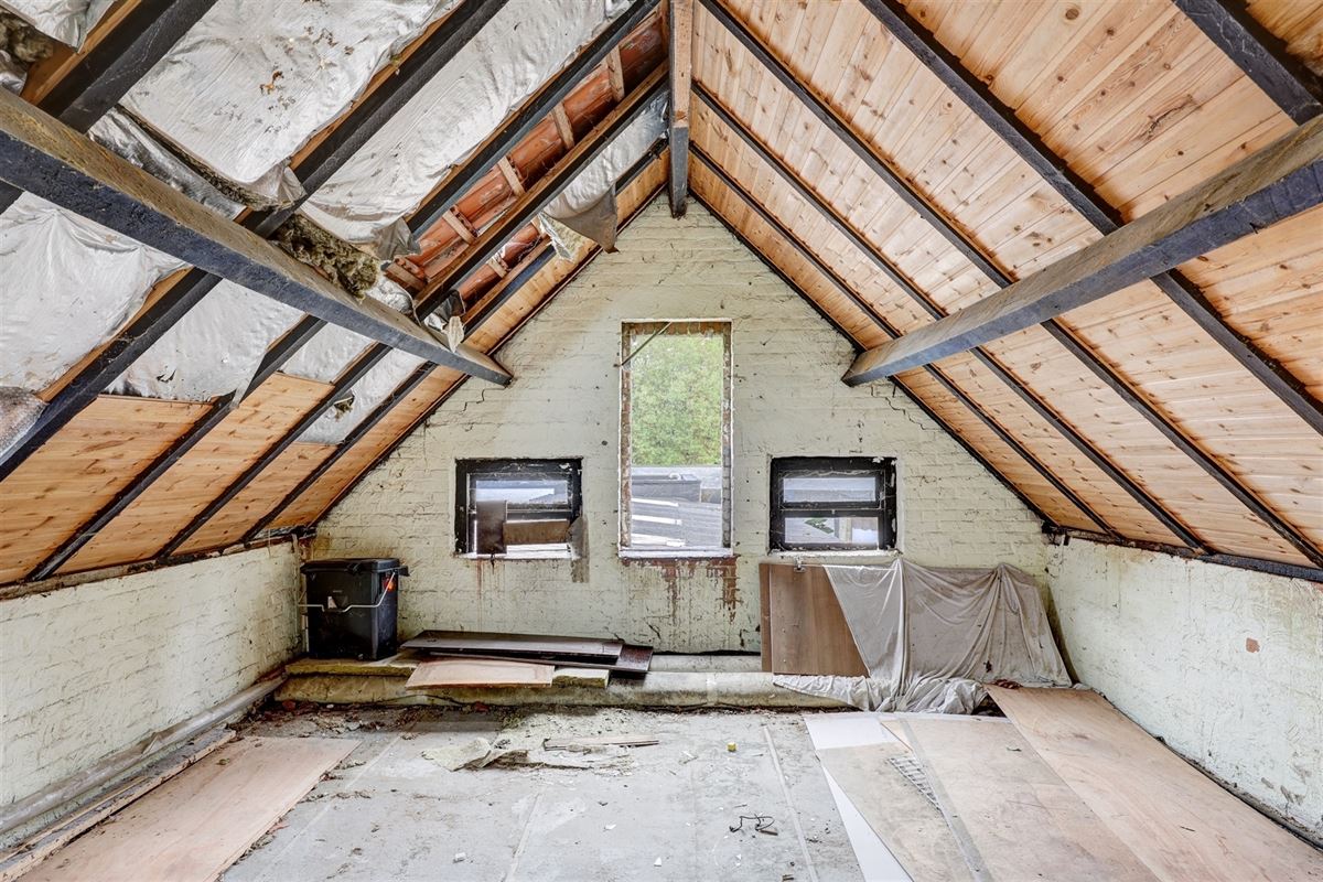 Unieke woning met handelsruimte, ruime stockage en renovatiepotentieel