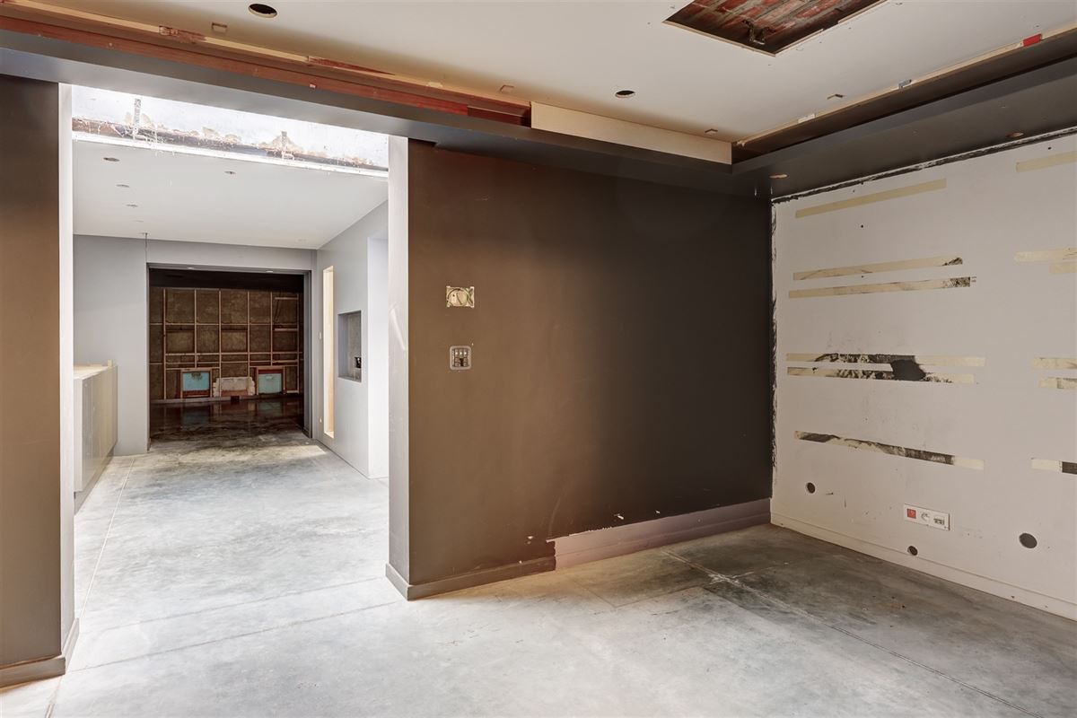 Unieke woning met handelsruimte, ruime stockage en renovatiepotentieel