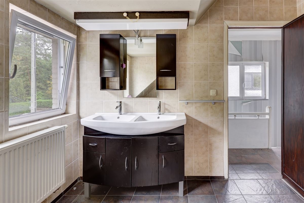 Unieke woning met handelsruimte, ruime stockage en renovatiepotentieel