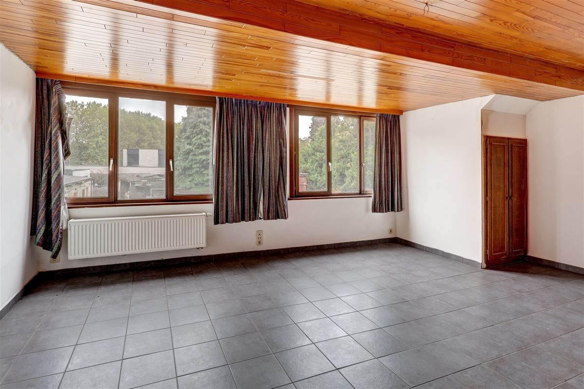 Unieke woning met handelsruimte, ruime stockage en renovatiepotentieel