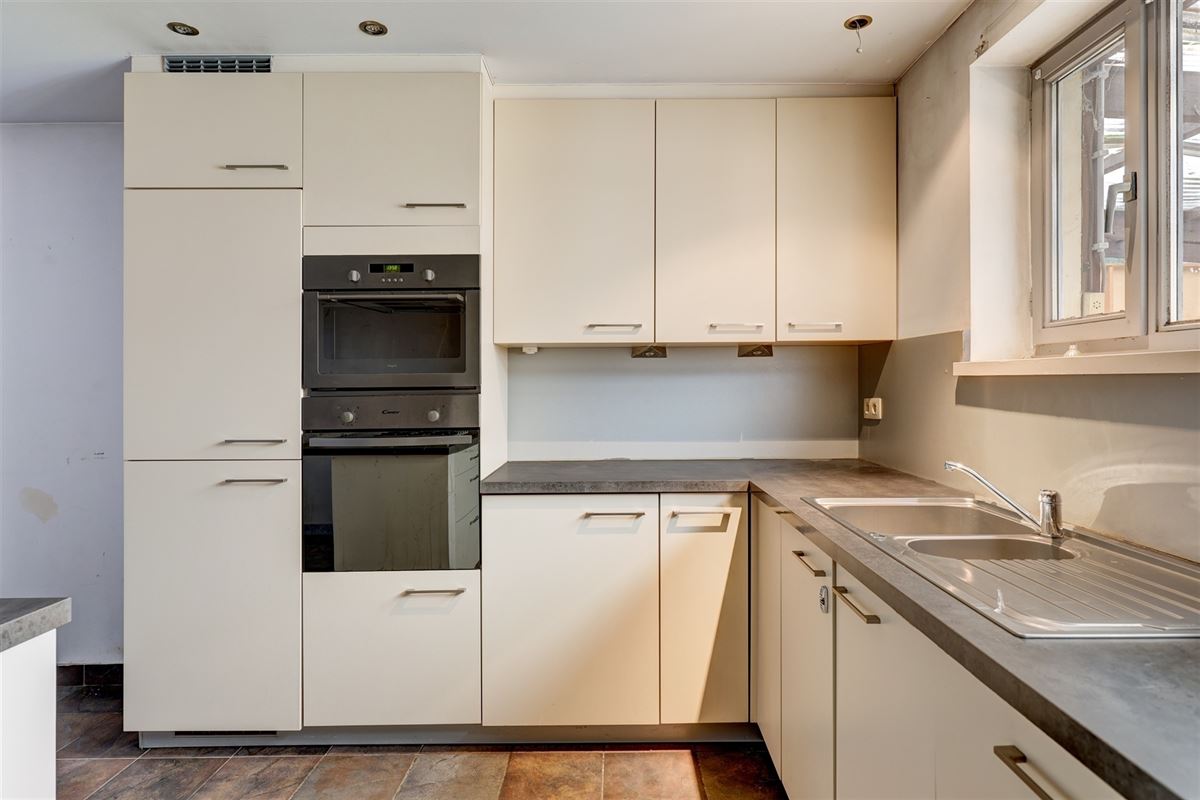 Unieke woning met handelsruimte, ruime stockage en renovatiepotentieel