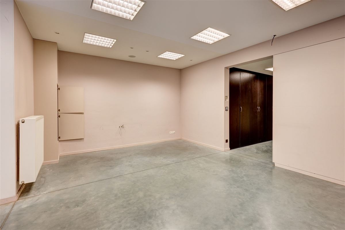 Unieke woning met handelsruimte, ruime stockage en renovatiepotentieel