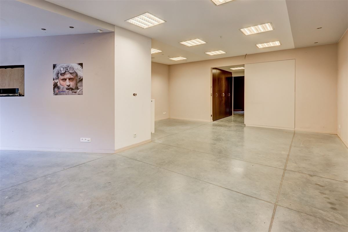 Unieke woning met handelsruimte, ruime stockage en renovatiepotentieel