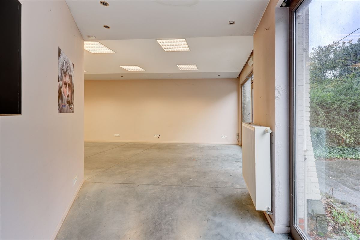 Unieke woning met handelsruimte, ruime stockage en renovatiepotentieel