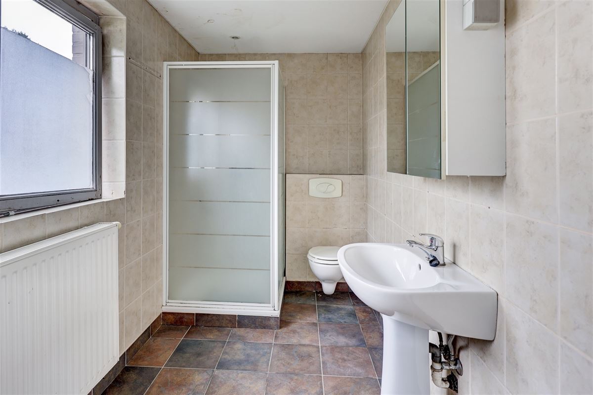 Unieke woning met handelsruimte, ruime stockage en renovatiepotentieel