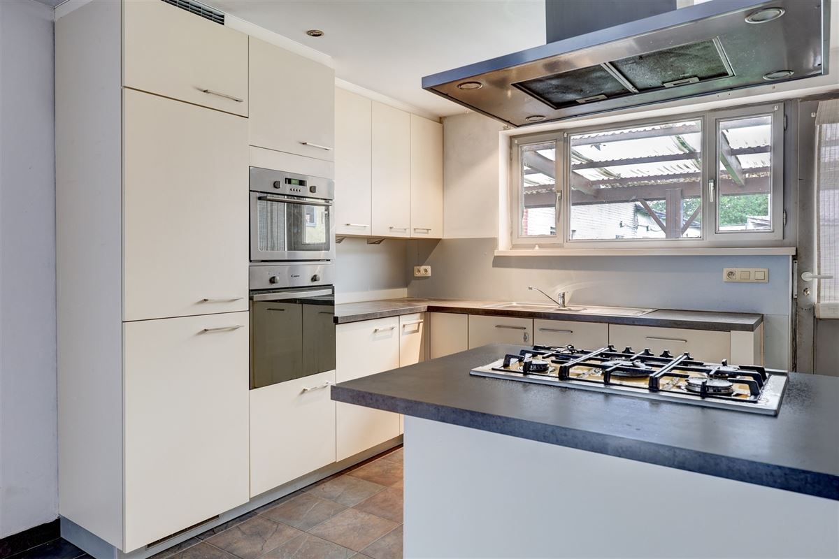 Unieke woning met handelsruimte, ruime stockage en renovatiepotentieel