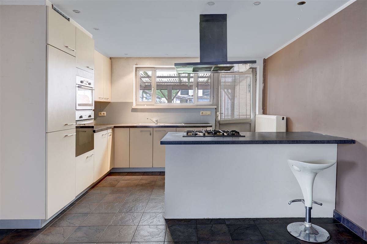 Unieke woning met handelsruimte, ruime stockage en renovatiepotentieel